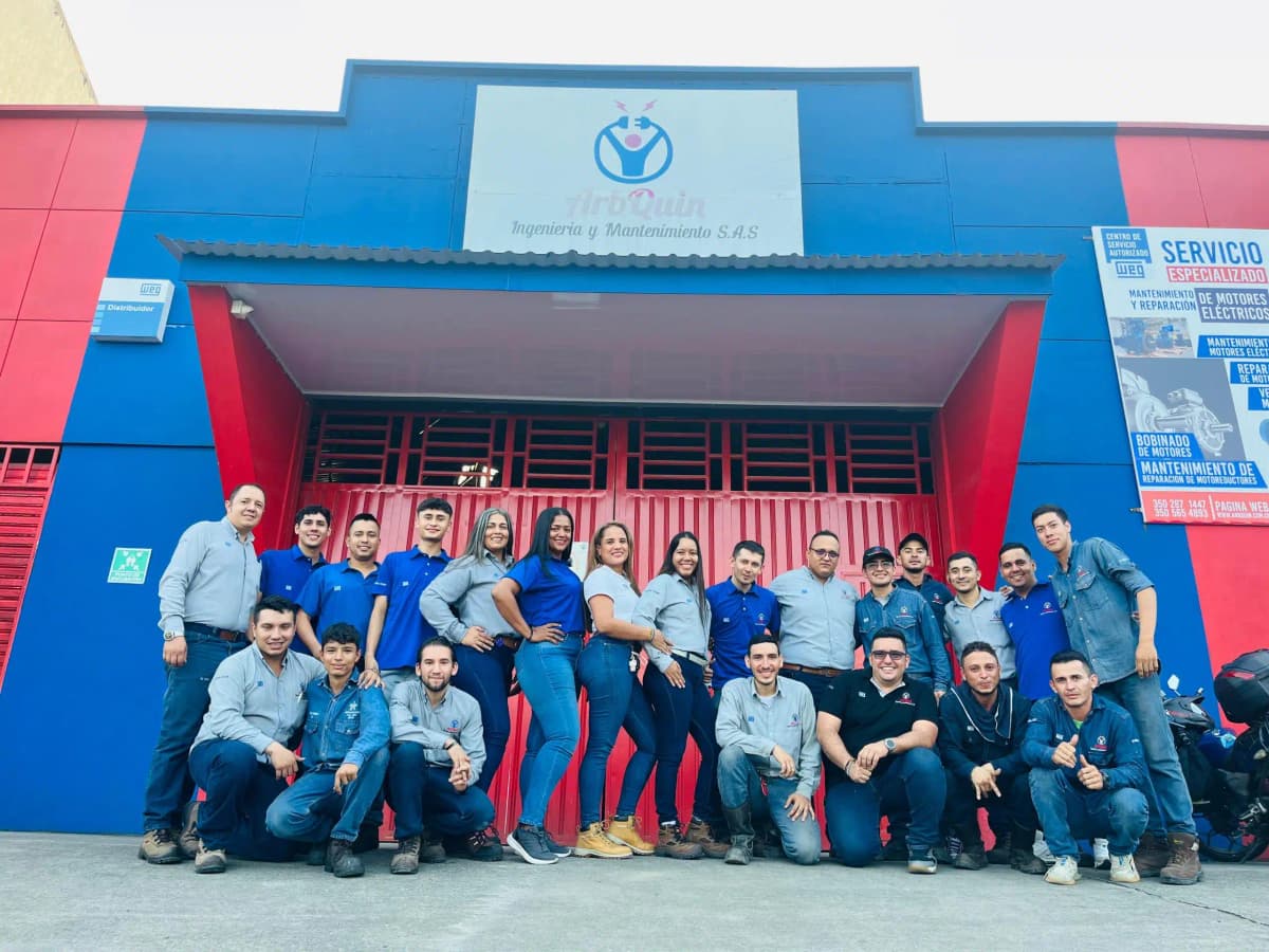Equipo técnico de ARBQUIN en instalación de sistema de control industrial